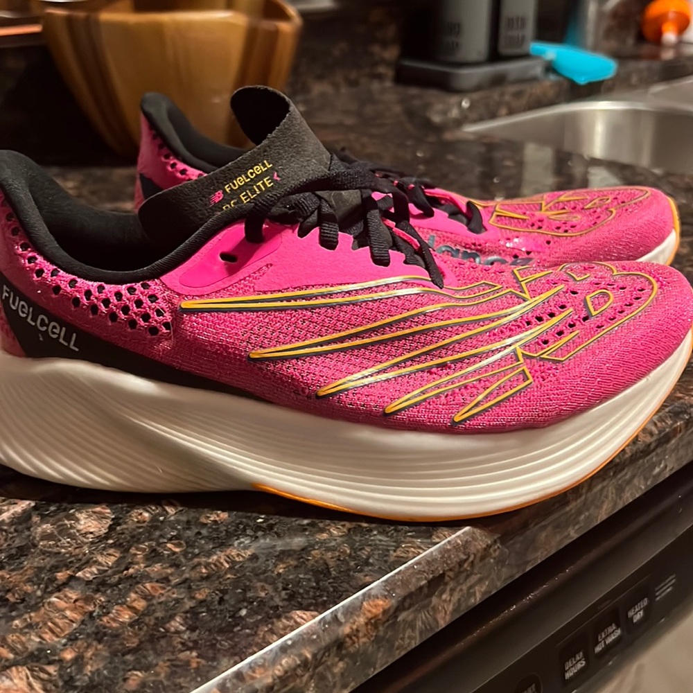 Women's FuelCell RC Elite v2
 
Style #: WRCELPB2
Size: 6.5-Standard